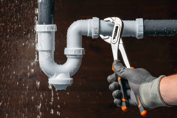 Professional Emergency Plumber technician working in Newark, TX